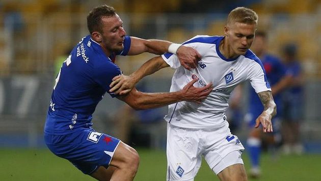 Fotbalista Dynama Kyjev Vitalij Bujalskij uniká slávistovi Vladimíru Coufalovi v odvetě třetího předkola Ligy mistrů. Fotbalista Dynama Kyjev Vitalij Bujalskij uniká slávistovi Vladimíru Coufalovi v odvetě třetího předkola Ligy mistrů.