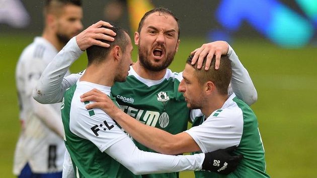 Zleva autor první branky Jablonce Ivan Schranz, Martin Doležal z Jablonce a Jan Krob z Jablonce se radují z gólu. Zleva autor první branky Jablonce Ivan Schranz, Martin Doležal z Jablonce a Jan Krob z Jablonce se radují z gólu.