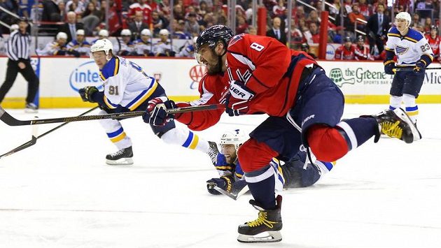 Takhle Alexandr Ovečkin dokonal ve třetí třetině hattrick v utkání NHL proti St. Louis. Takhle Alexandr Ovečkin dokonal ve třetí třetině hattrick v utkání NHL proti St. Louis.