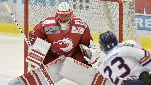 Vítkovický Ondřej Roman (vpravo) před brankářem Třince Šimonem Hrubcem. Vítkovický Ondřej Roman (vpravo) před brankářem Třince Šimonem Hrubcem.