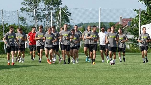 Fotbalisté MFK Chrudim v době klasických společných tréninků. Fotbalisté MFK Chrudim v době klasických společných tréninků.