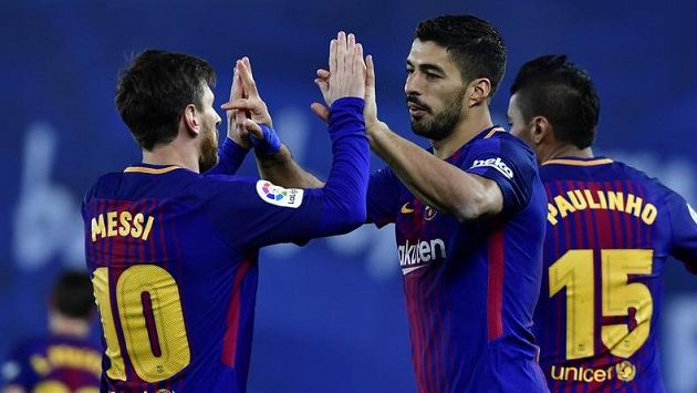 Luis Suárez (vpravo) a Lionel Messi se radují z obratu Barcelony v San Sebastianu. Luis Suárez (vpravo) a Lionel Messi se radují z obratu Barcelony v San Sebastianu.