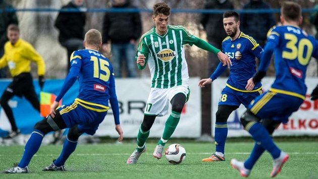 Patrik Schick z Bohemians 1905 (uprostřed) a obránci Jihlavy Lukáš Kryštůfek (vlevo) a Yani Urdinov. Patrik Schick z Bohemians 1905 (uprostřed) a obránci Jihlavy Lukáš Kryštůfek (vlevo) a Yani Urdinov.