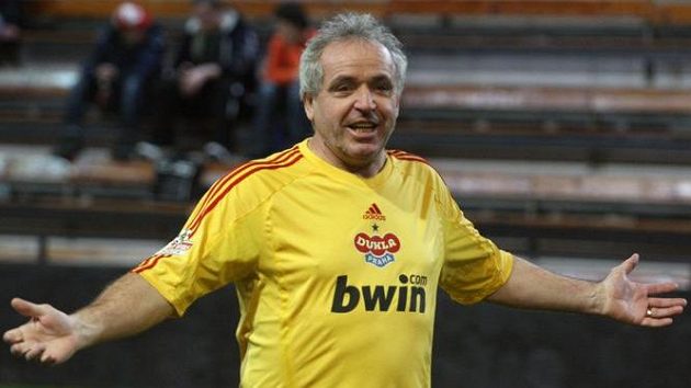 Co to má znamenat...? Ladislav Vízek při vánočním turnaji internacionálů. Co to má znamenat...? Ladislav Vízek při vánočním turnaji internacionálů.
