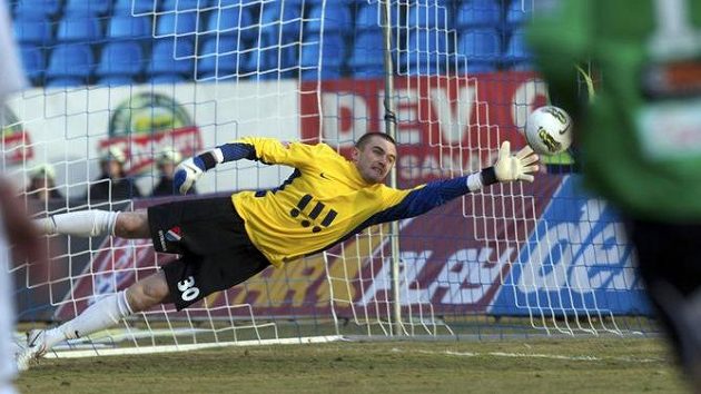 Brankář domácí Ostravy David Pietrzkiewicz inkasuje první gól. Brankář domácí Ostravy David Pietrzkiewicz inkasuje první gól.
