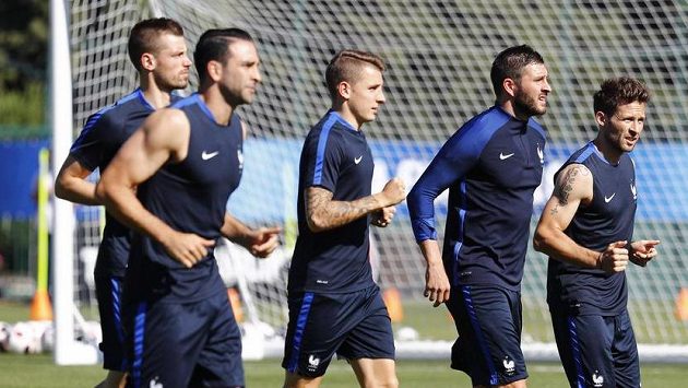 Francouz Lucas Digne (uprostřed) na ME. Zleva jsou s ním na snímku Morgan Schneiderlin, Adil Rami, André-Pierre Gignac a Yohan Cabaye. Francouz Lucas Digne (uprostřed) na ME. Zleva jsou s ním na snímku Morgan Schneiderlin, Adil Rami, André-Pierre Gignac a Yohan Cabaye.