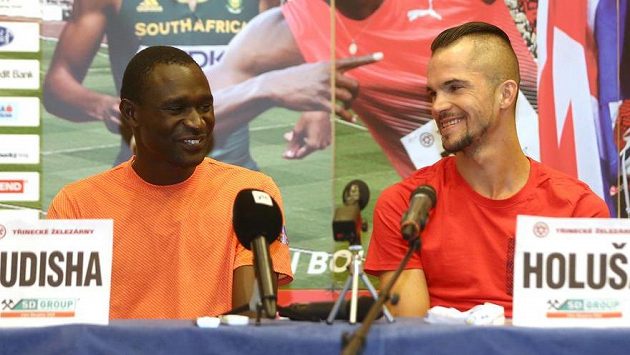 Keňský běžec David Rudisha (vlevo) a Jakub Holuša na tiskové konferenci před atletickým mítinkem Zlatá tretra. Keňský běžec David Rudisha (vlevo) a Jakub Holuša na tiskové konferenci před atletickým mítinkem Zlatá tretra.