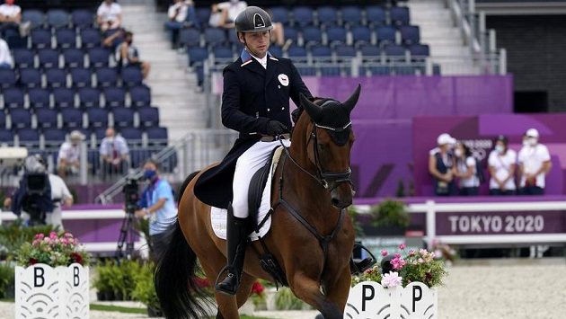 Český jezdec Miloslav Příhoda jede s valachem Ferreolusem drezuru. Český jezdec Miloslav Příhoda jede s valachem Ferreolusem drezuru.
