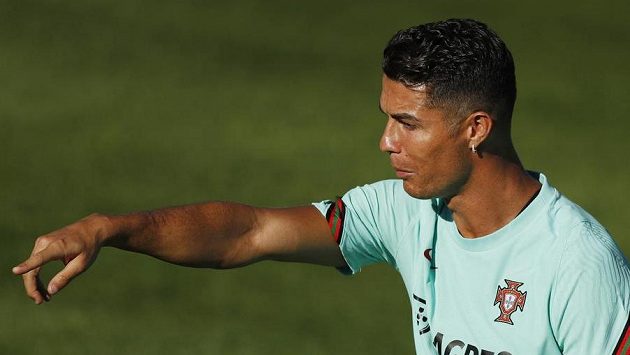 Cristiano Ronaldo se připojil k portugalské reprezentaci. Cristiano Ronaldo se připojil k portugalské reprezentaci.