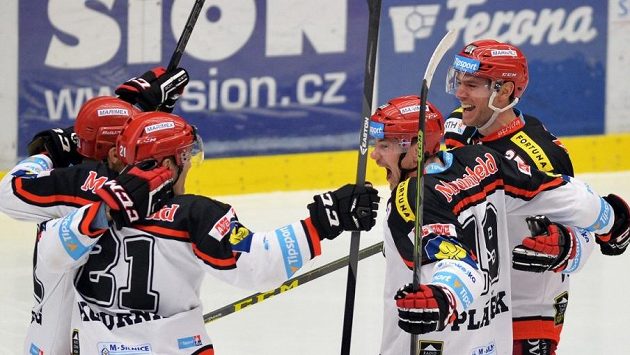 Radost hradeckých hokejistů - zleva Roman Kukumberg, Jaroslav Kudrna, Martin Pláněk a René Vydarený. Radost hradeckých hokejistů - zleva Roman Kukumberg, Jaroslav Kudrna, Martin Pláněk a René Vydarený.
