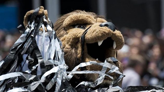 Maskot hokejového týmu Los Angeles Kings "Bailey the lion" čelí obvinění ze sexuálního obtěžování. Maskot hokejového týmu Los Angeles Kings "Bailey the lion" čelí obvinění ze sexuálního obtěžování.