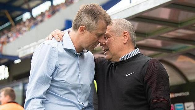 Trenér Sparty Michal Horňák (vlevo) a jeho jablonecký protějšek Petr Rada před utkáním nadstavby ve skupině o titul. Trenér Sparty Michal Horňák (vlevo) a jeho jablonecký protějšek Petr Rada před utkáním nadstavby ve skupině o titul.