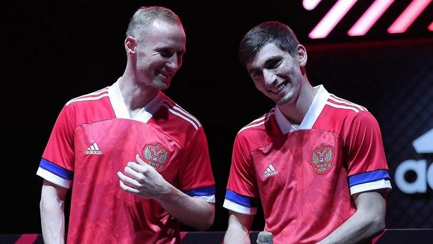 Nové ruské fotbalové dresy se nepovedly. Pořadí barev připomíná vlajku Srbska Nové ruské fotbalové dresy se nepovedly. Pořadí barev připomíná vlajku Srbska