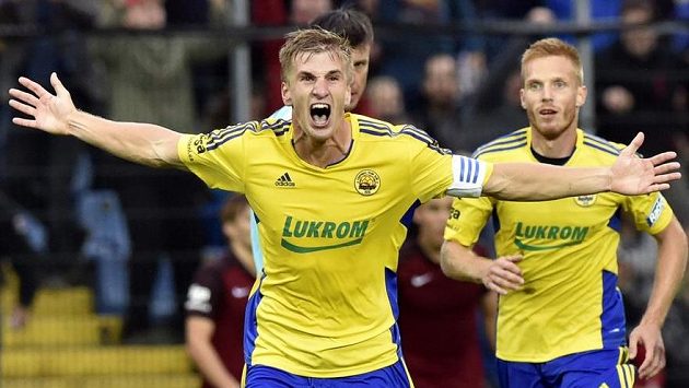 Zlínský stoper Jakub Jugas (vpředu) se raduje z gólu proti Spartě. Zlínský stoper Jakub Jugas (vpředu) se raduje z gólu proti Spartě.