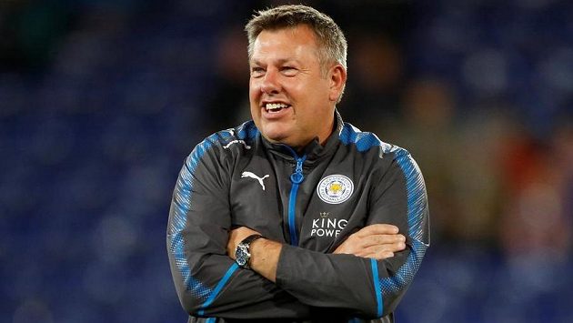 Trenér Craig Shakespeare na lavičce fotbalistů Leicesteru skončil. Trenér Craig Shakespeare na lavičce fotbalistů Leicesteru skončil.