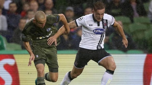 Adam Hloušek (vlevo) z Legie Varšava bojuje o míč s Johnem Mountneym z Dundalku. Adam Hloušek (vlevo) z Legie Varšava bojuje o míč s Johnem Mountneym z Dundalku.