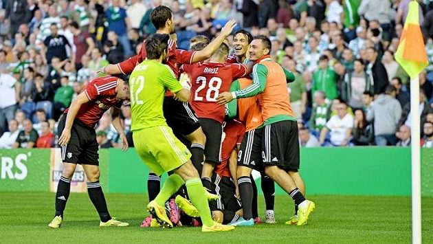 Takhle slavili fotbalisté Legie v Celtic Parku vyřazení slavného skotského týmu, jenže v pátek zasáhla UEFA a kvůli neoprávněnému startu Bereszynského varšavský tým z milionářské soutěže vyřadila. Takhle slavili fotbalisté Legie v Celtic Parku vyřazení slavného skotského týmu, jenže v pátek zasáhla UEFA a kvůli neoprávněnému startu Bereszynského varšavský tým z milionářské soutěže vyřadila.
