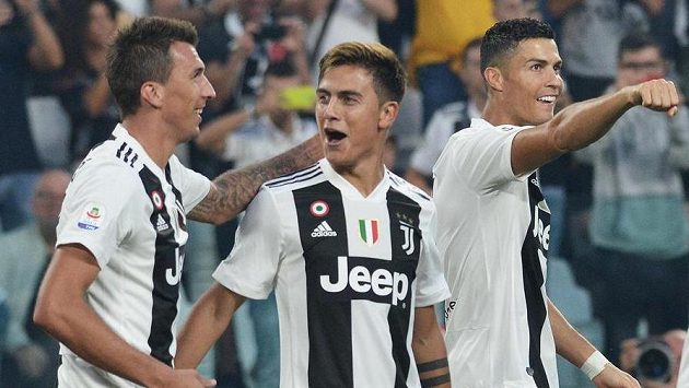 Fotbalisté Juventusu zleva Mario Mandžukič, Paulo Dybala a Cristiano Ronaldo se radují z gólu proti Neapoli. Fotbalisté Juventusu zleva Mario Mandžukič, Paulo Dybala a Cristiano Ronaldo se radují z gólu proti Neapoli.