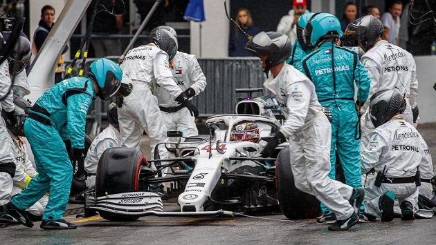 Lewis Hamilton a jeho nekonečná zastávka v boxech... Lewis Hamilton a jeho nekonečná zastávka v boxech...