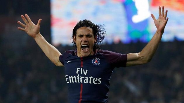 Edinson Cavani z PSG oslavuje svoji trefu proti Nice. Edinson Cavani z PSG oslavuje svoji trefu proti Nice.