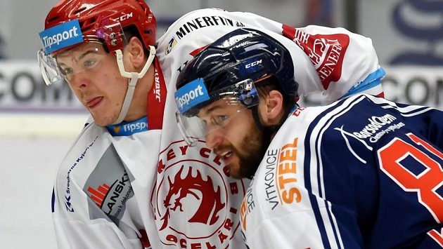 Zleva Aron Chmielewski z Třince a Petr Kolouch z Vítkovic. Zleva Aron Chmielewski z Třince a Petr Kolouch z Vítkovic.