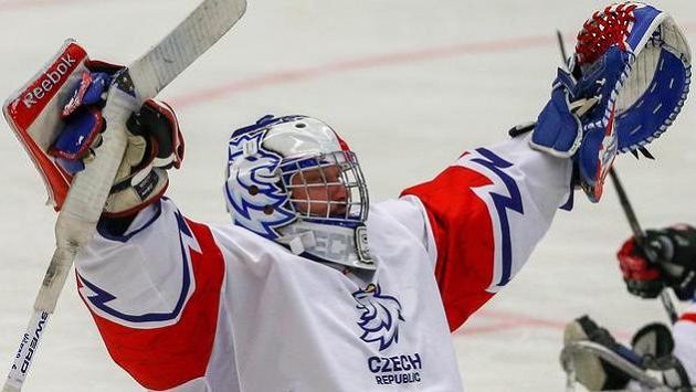 Brankář českých parahokejistů Michal Vápenka (vlevo) z ČR se raduje na MS v Ostravě. Brankář českých parahokejistů Michal Vápenka (vlevo) z ČR se raduje na MS v Ostravě.
