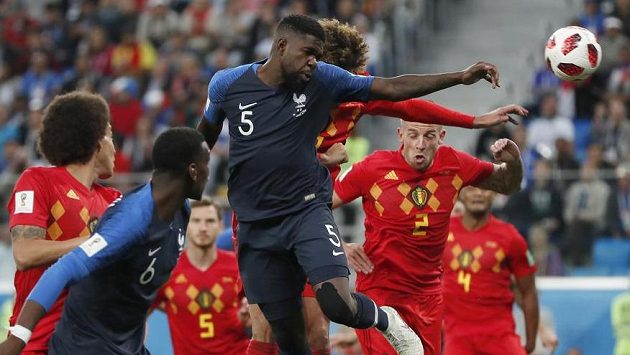 Gól! Samuel Umtiti (č. 5) hlavou otevřel skóre semifinálového utkání MS s Belgií. Gól! Samuel Umtiti (č. 5) hlavou otevřel skóre semifinálového utkání MS s Belgií.