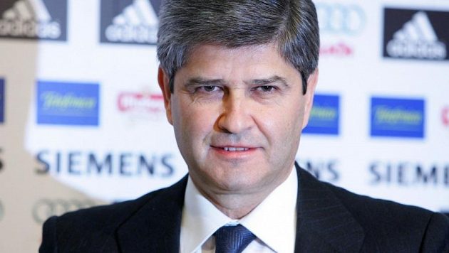 Fernando Martín je už druhým bývalým prezidentem fotbalového Realu Madrid, který se nakazil novým typem koronaviru. Fernando Martín je už druhým bývalým prezidentem fotbalového Realu Madrid, který se nakazil novým typem koronaviru.