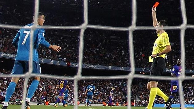 Cristiano Ronaldo dostává červenou kartu proti Barceloně. Pětizápasový trest potvrdil i španělský sportovní tribunál. Cristiano Ronaldo dostává červenou kartu proti Barceloně. Pětizápasový trest potvrdil i španělský sportovní tribunál.