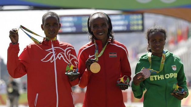 Eunice Kirwaová (vlevo) se stříbrnou medailí z Ria. Eunice Kirwaová (vlevo) se stříbrnou medailí z Ria.