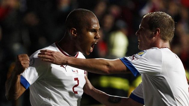 Theodor Gebre Selassie (vlevo) se raduje se svým spoluhráčem z reprezentace Davidem Limberským z branky. Theodor Gebre Selassie (vlevo) se raduje se svým spoluhráčem z reprezentace Davidem Limberským z branky.