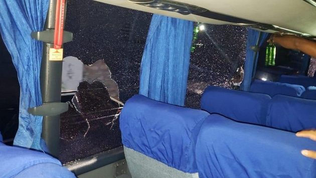 Takto dopadl klubový autobus Motaguy po útoku kameny. Zraněni byli tři hráči, došlo i k dalším zraněním a bohužel také ke třem úmrtím. Takto dopadl klubový autobus Motaguy po útoku kameny. Zraněni byli tři hráči, došlo i k dalším zraněním a bohužel také ke třem úmrtím.