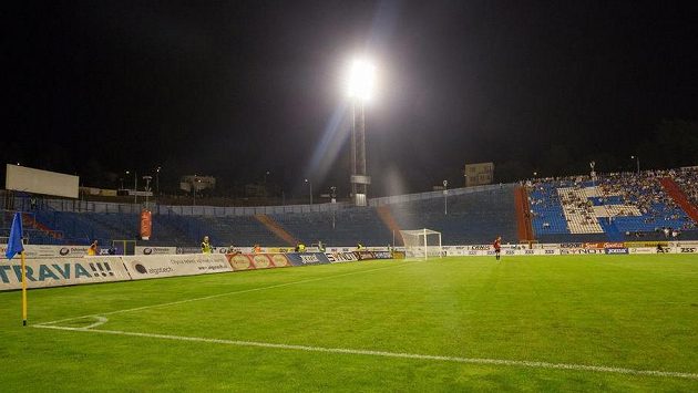 Spoře zaplněné tribuny na ostravských Bazalech. Spoře zaplněné tribuny na ostravských Bazalech.