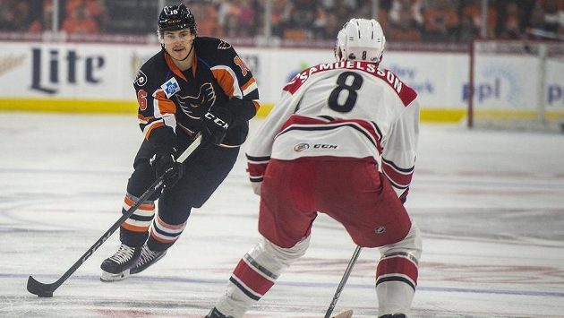 Útočník Lehigh Valley Phantoms Nicolas Aube-Kubel (16) proti obránci Charlotte Checkers Philipu Samuelssonovi (8) Útočník Lehigh Valley Phantoms Nicolas Aube-Kubel (16) proti obránci Charlotte Checkers Philipu Samuelssonovi (8)