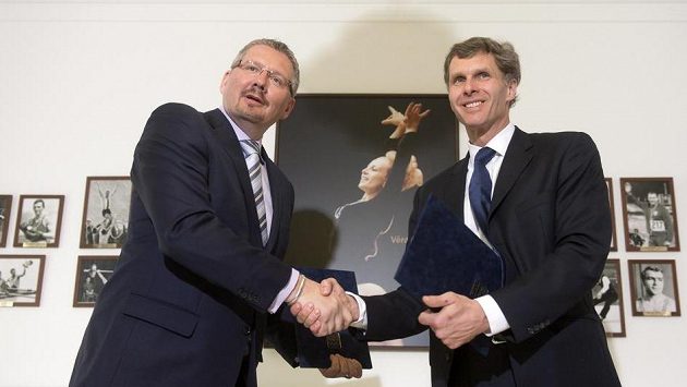 Předseda Českého olympijského výboru Jiří Kejval (vpravo) a generální ředitel Tipsportu Petr Knybel podepsali v Praze memorandum o finanční podpoře mládeže a amatérského sportu. Předseda Českého olympijského výboru Jiří Kejval (vpravo) a generální ředitel Tipsportu Petr Knybel podepsali v Praze memorandum o finanční podpoře mládeže a amatérského sportu.