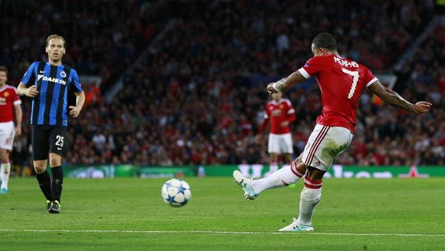 Záložník Manchesteru United Memphis Depay skóruje v zápase s Club Bruggy. Záložník Manchesteru United Memphis Depay skóruje v zápase s Club Bruggy.