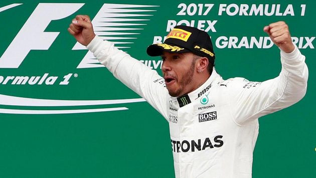 Brit Lewis Hamilton se raduje z výhry v Silverstonu. Brit Lewis Hamilton se raduje z výhry v Silverstonu.