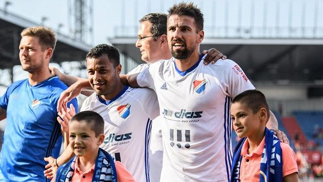 Milan Baroš, jeho synové a Carlos Azevedo během děkovačky fanouškům po utkání Baníku se Spartou v dubnu 2018 v Ostravě. Milan Baroš, jeho synové a Carlos Azevedo během děkovačky fanouškům po utkání Baníku se Spartou v dubnu 2018 v Ostravě.