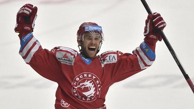 Vladimír Svačina z Třince se raduje z vítězného gólu. Vladimír Svačina z Třince se raduje z vítězného gólu.