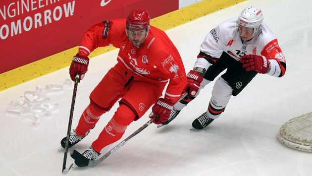 Zleva třinecký obráce Tomáš Linhart a útočník Juha-Pekka Hytönen z Jyväskylä. Zleva třinecký obráce Tomáš Linhart a útočník Juha-Pekka Hytönen z Jyväskylä.