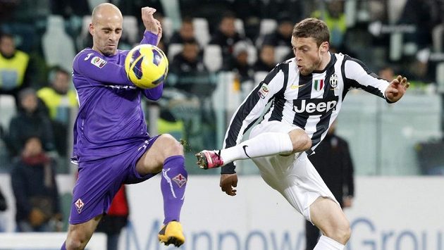 Claudio Marchisio z Juventusu (vpravo) v souboji s Iglesiasem Borja Valerou z Fiorentiny. Claudio Marchisio z Juventusu (vpravo) v souboji s Iglesiasem Borja Valerou z Fiorentiny.