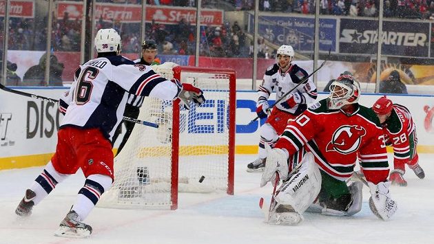 Martin Brodeur v brance New Jersey inkasuje gól z hole Matse Zuccarella (zcela vlevo) z NY Rangers. Martin Brodeur v brance New Jersey inkasuje gól z hole Matse Zuccarella (zcela vlevo) z NY Rangers.
