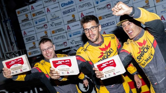 Pilot Martin Macík (uprostřed), navigátor František Tomášek (vpravo) a mechanik David Švanda slaví celkový triumf na Baja Aragon. Pilot Martin Macík (uprostřed), navigátor František Tomášek (vpravo) a mechanik David Švanda slaví celkový triumf na Baja Aragon.