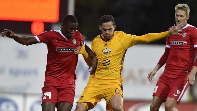 Zleva Francis Koné z Brna, Mario Holek z Dukly a Michal Škoda z Brna Zleva Francis Koné z Brna, Mario Holek z Dukly a Michal Škoda z Brna
