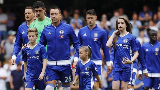 John Terry přivádí tým na plac. Chelsea za doprovod dětí peníze nevybírá. John Terry přivádí tým na plac. Chelsea za doprovod dětí peníze nevybírá.