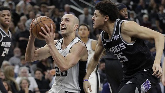 Manu Ginobili (20) ze San Antonia se probíjí obranou Sacramenta. Manu Ginobili (20) ze San Antonia se probíjí obranou Sacramenta.