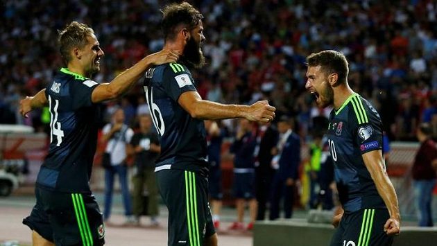 Velšský záložník Aaron Ramsey (vpravo) při penaltě v nedělním kvalifikačním utkání v Srbsku napodobil slavný dloubák Antonína Panenky z finále mistrovství Evropy v roce 1976. Že se trefil do stejné branky jako před lety československý reprezentant, však nevěděl. Velšský záložník Aaron Ramsey (vpravo) při penaltě v nedělním kvalifikačním utkání v Srbsku napodobil slavný dloubák Antonína Panenky z finále mistrovství Evropy v roce 1976. Že se trefil do stejné branky jako před lety československý reprezentant, však nevěděl.