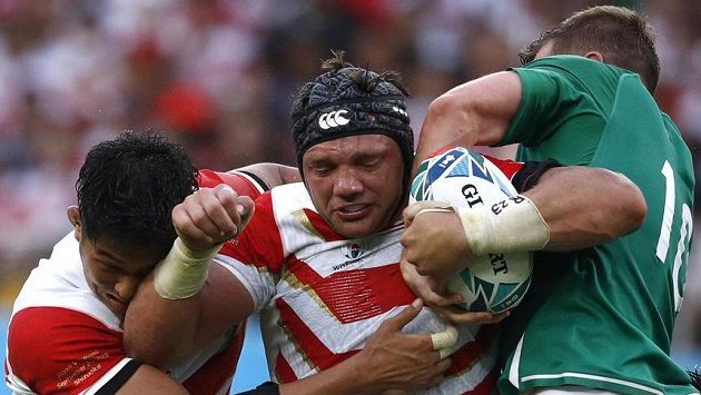 Japonec Pieter Labuschagne (s míčem) a Ir Jack Carty v tvrdé bitvě. Japonec Pieter Labuschagne (s míčem) a Ir Jack Carty v tvrdé bitvě.