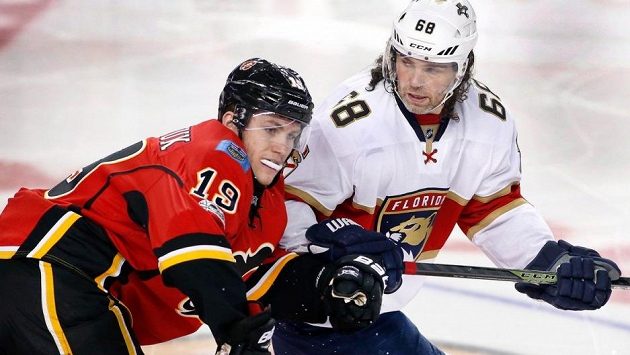 Jaromír Jágr a Matthew Tkachuk v lednovém souboji Floridy s Calgary. Teď jsou v NHL spoluhráči. Jaromír Jágr a Matthew Tkachuk v lednovém souboji Floridy s Calgary. Teď jsou v NHL spoluhráči.