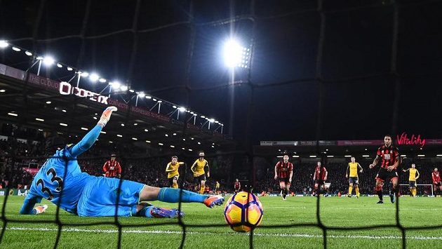 Petr Čech dostává v ligovém utkání s Bournemouthem druhý gól, penaltu proměnil Callum Wilson. Petr Čech dostává v ligovém utkání s Bournemouthem druhý gól, penaltu proměnil Callum Wilson.